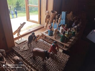 Stowarzyszenie Muzeum Małej Ojczyzny w Studziwodach. Małe drewniane figurki przedstawiające zwierzęta i ludzi. Figurki stoją na parapecie przy otwartym oknie.