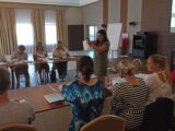 Ujęcie z blizka prowadząca prezentuje kawałek papierowej kartki
