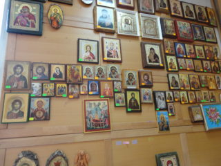 Ściana na której wiszą ikony świętych.