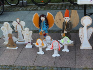 Małe drewniane aniołki.