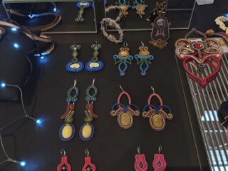 Kilka par nietypowych kolczyków które leżą na stole.