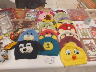 Zdjęcie czapek dla dzieci przypominających zwierzęta.