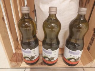 Trzy butelki bio oliwy.