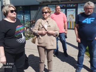 Spółdzielnia Socjalna Integracja w Bielsku Podlaskim. Cztery osoby stoją przed wejściem do żłobka.