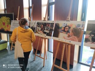 Wystawa Fotograficzna Podmiotów Ekonomii Społecznej z województwa podlaskiego na Uniwersytecie w Białymstoku na Wydziale Nauk o Edukacji - zdj. 4.