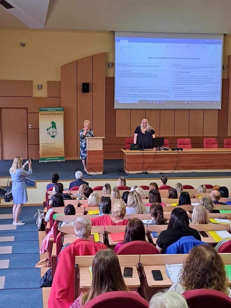 Seminarium Przemoc domowa nowelizacja ustawy o przeciwdziałaniu przemocy w rodzinie 2023 przemawia dyrektor Bożena Tomaszewska