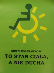 Grafika przedstawia logo inwalidy siedzącego na słońcu. Niepełnosprawność to stan ciała a nie ducha