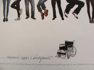 Stopka plakatu z grafiką wózka oraz tekstem - Równość szans i dostępność.