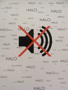 Grafika z przekreślonym logiem głośnika a w tle mnóstwo rozrzuconych słów HALO.